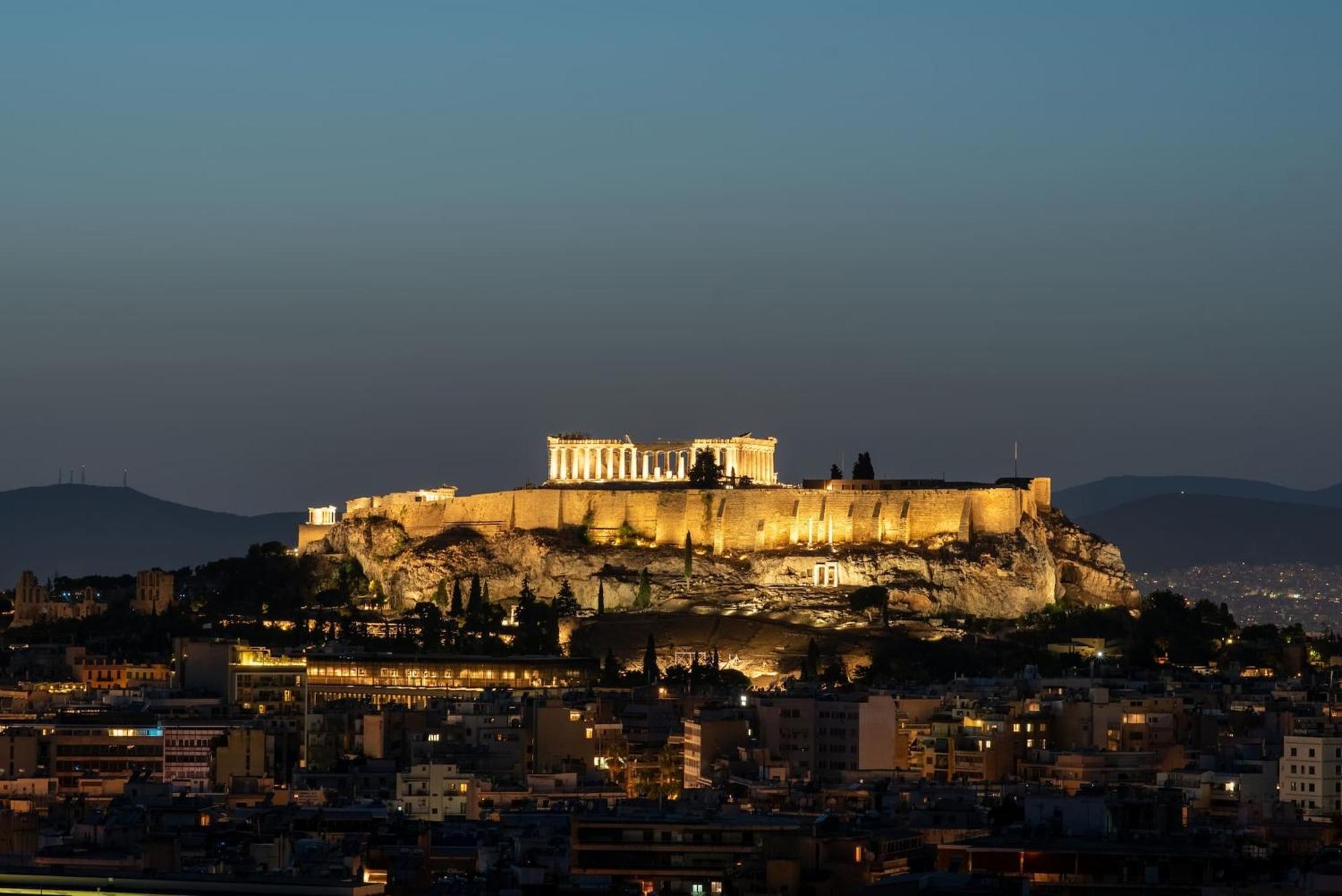 Urban Apt With Stunning Acropolis View & Roofdeck เอเธนส์ ภายนอก รูปภาพ
